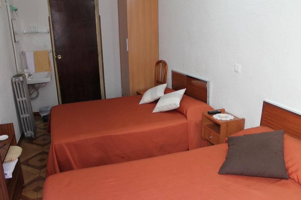 Hostal Xucar Madrid Ruang foto